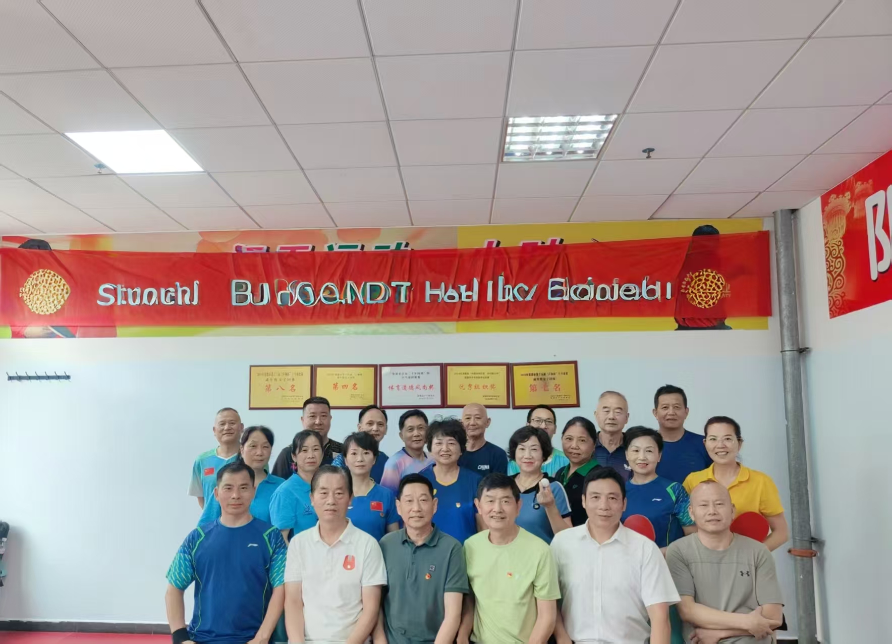  银球连心党群共融——市乒乓球协会党支部“别开生面”进社区交流赛火热开打